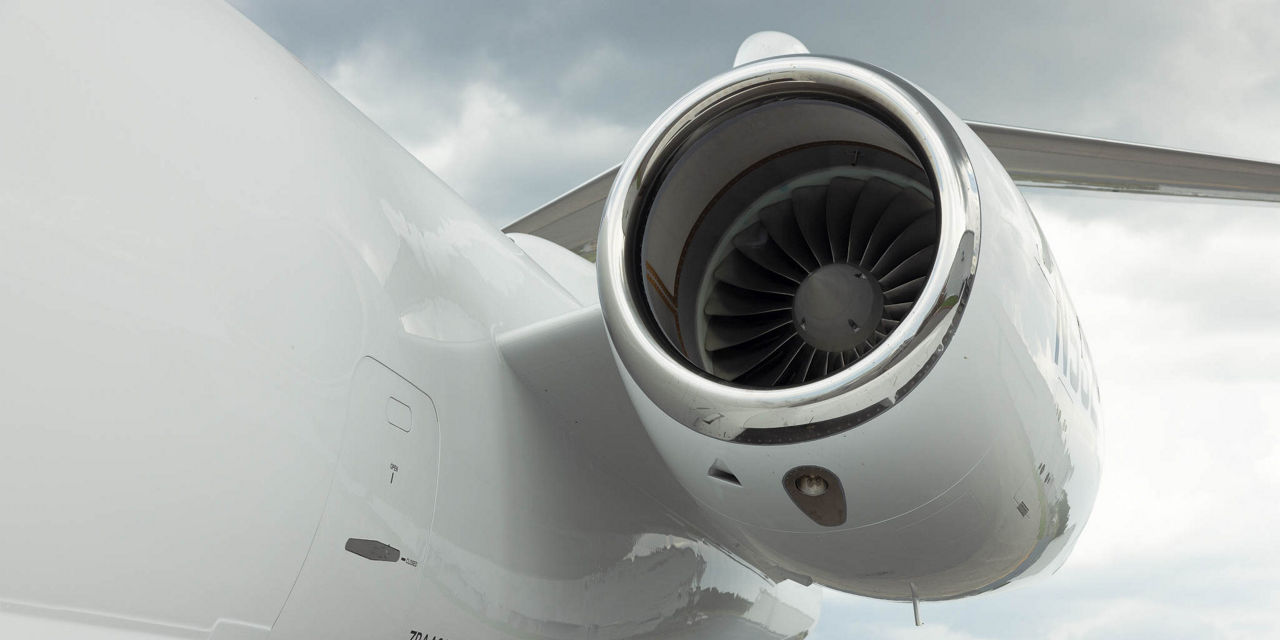Rear-mounted turbofan engine of a business jet
