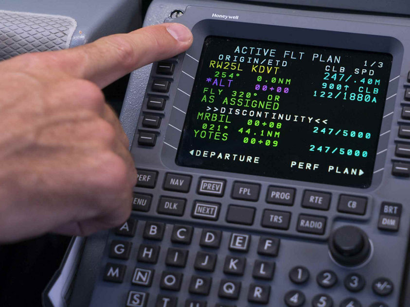 Connected Aircraft - Embraer 170 Flight Deck