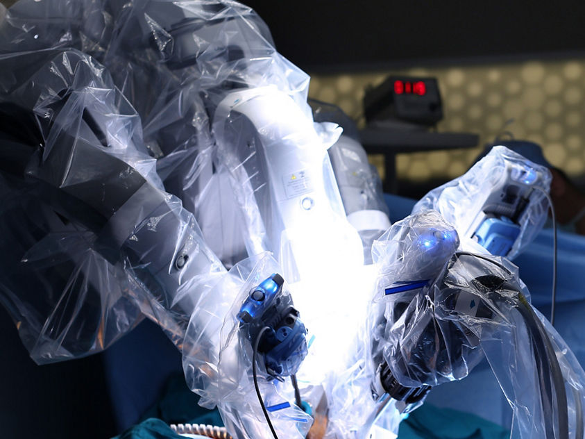 Surgery using robotic technology with doctor supervision