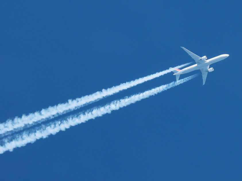 airplane leaving condensation trails